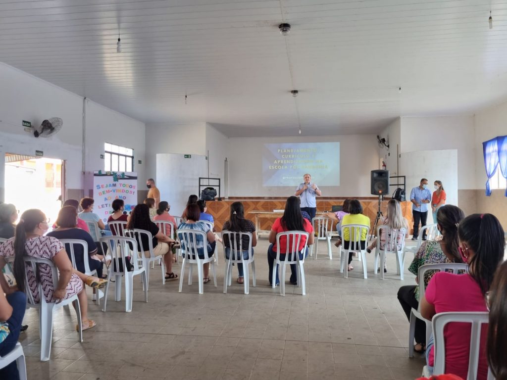 Prefeitura de Caracol ofereceu formação e palestra para servidores da educação com o professor Júlio Furtado