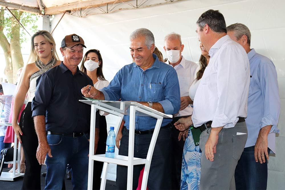 Em Coronel Sapucaia, Reinaldo Azambuja e Eduardo Riedel assinam convênio para construção de hospital municipal