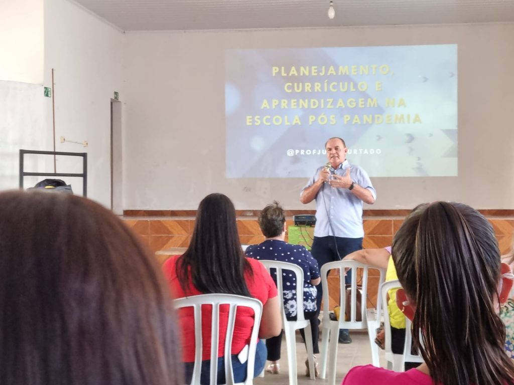 Prefeitura de Caracol ofereceu formação e palestra para servidores da educação com o professor Júlio Furtado