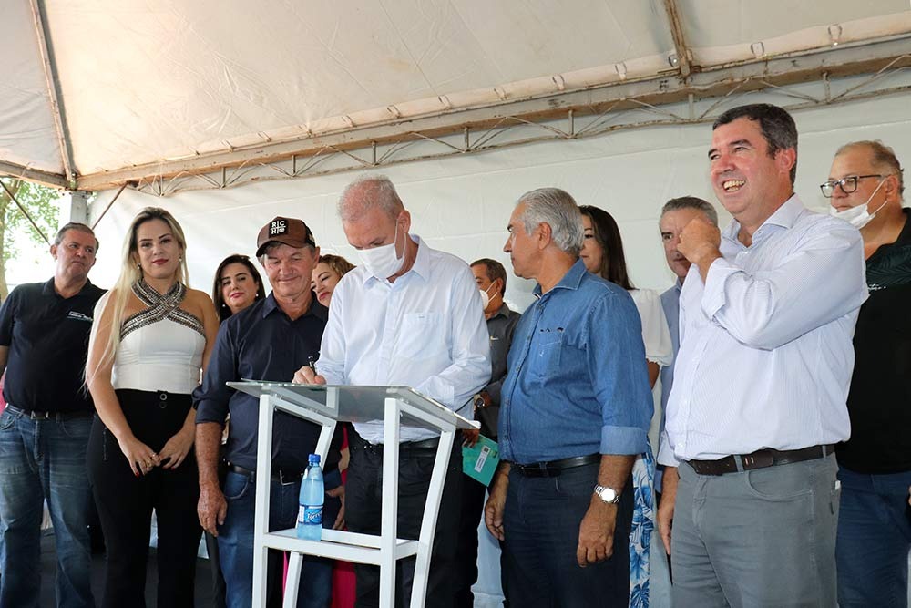 Em Coronel Sapucaia, Reinaldo Azambuja e Eduardo Riedel assinam convênio para construção de hospital municipal