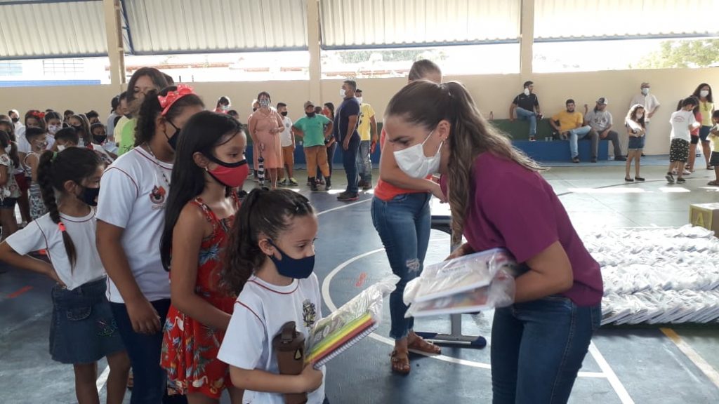 Em clima de festa e emoção, aulas 100% presenciais são retomadas em Caracol