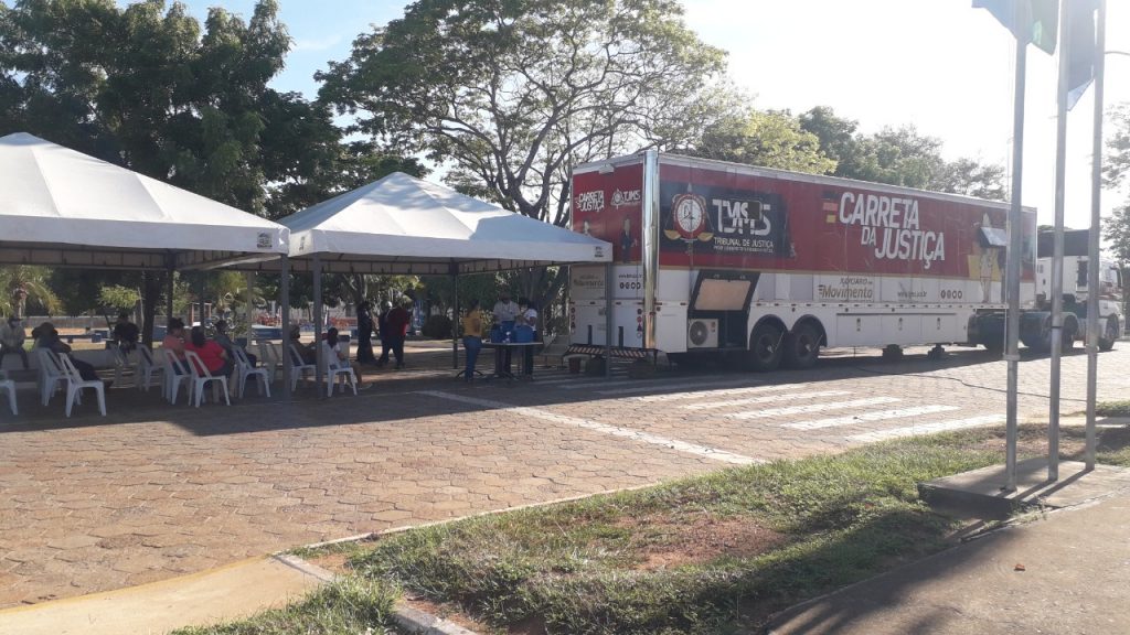 Carreta da Justiça ofereceu diversos serviços para os habitantes de Caracol nesta segunda e terça-feira