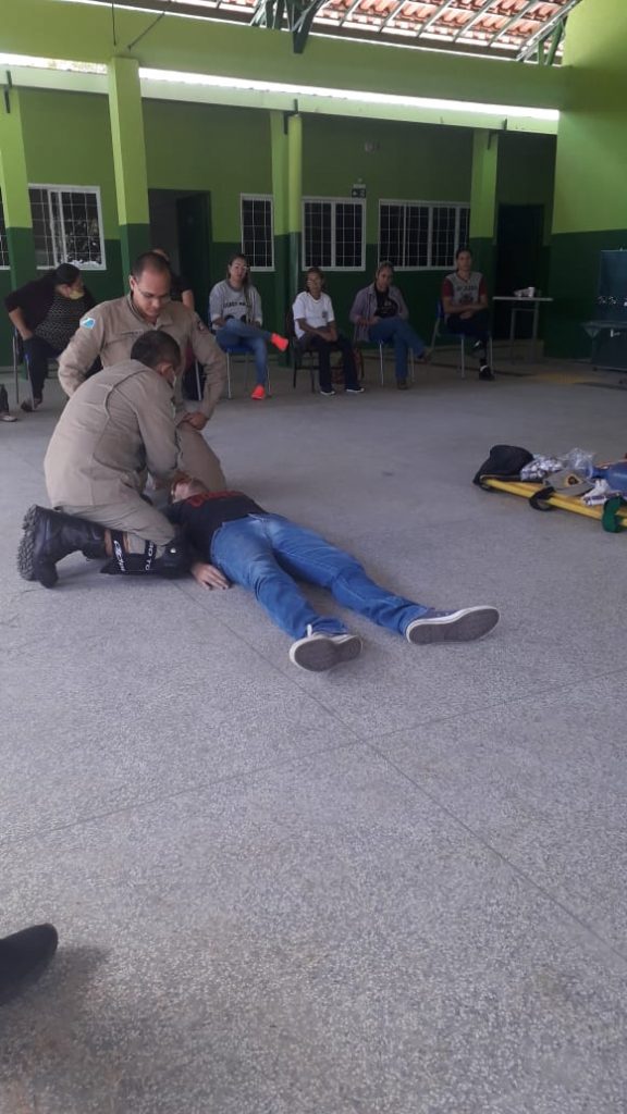 Servidores da escola Inácio Silvestre Monteiro recebem curso de brigada de incêndio