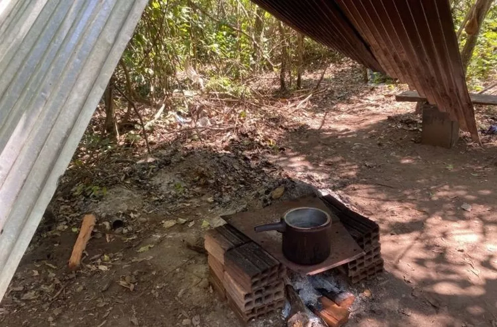 À base de água de poço e animais de caça: grupo de trabalhadores é resgatado em situação análoga à escravidão na fronteira com Paraguai