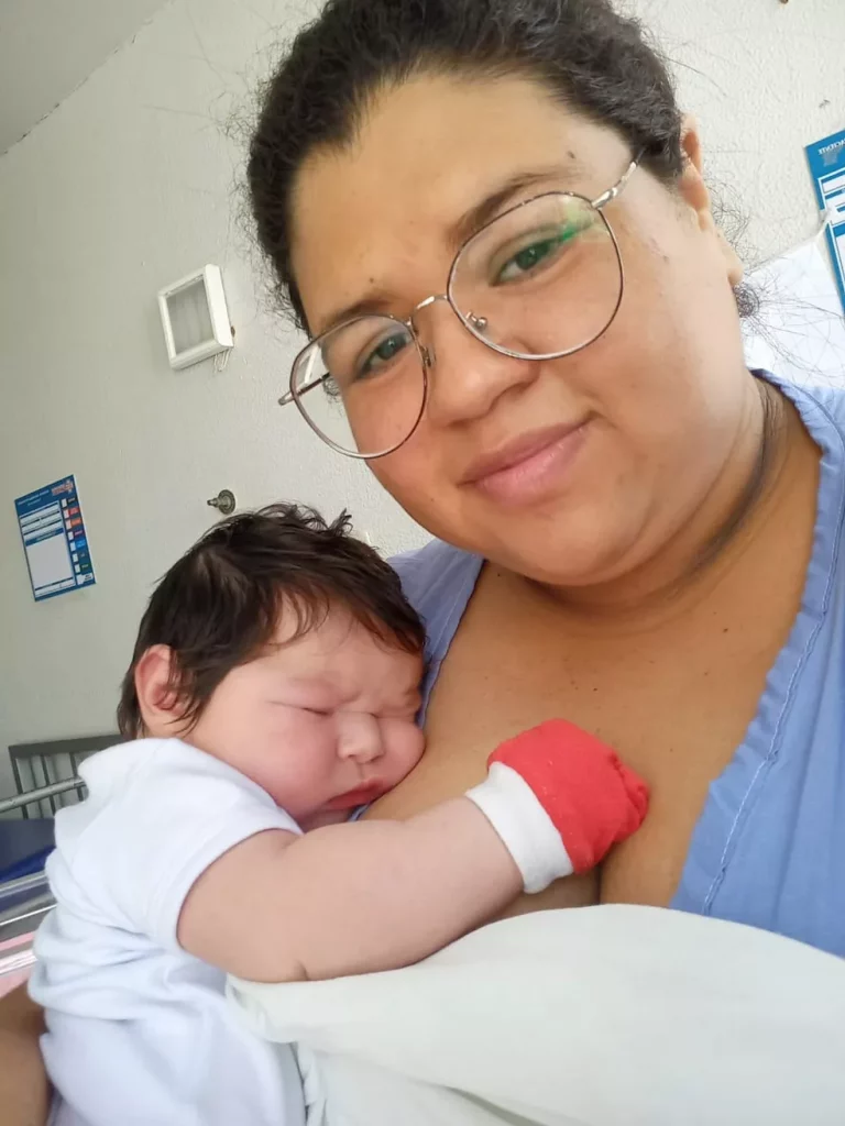 Mãe descobre gravidez na hora de dar à luz a filha de quase 5 kg: 'achava que era pedra nos rins'