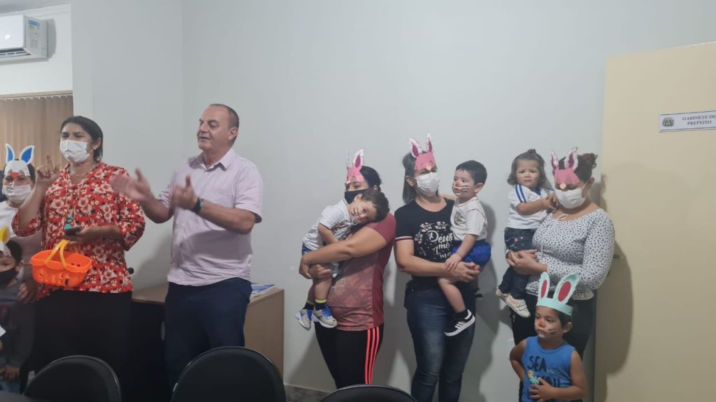 Alunos do CEIM Hermito Benigno de Souza realizaram visita surpresa ao prefeito e primeira-dama de Caracol