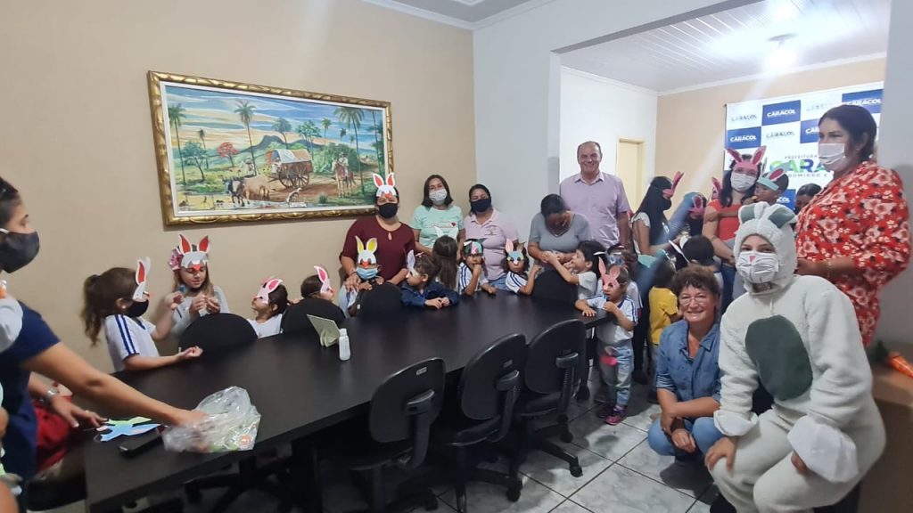 Alunos do CEIM Hermito Benigno de Souza realizaram visita surpresa ao prefeito e primeira-dama de Caracol