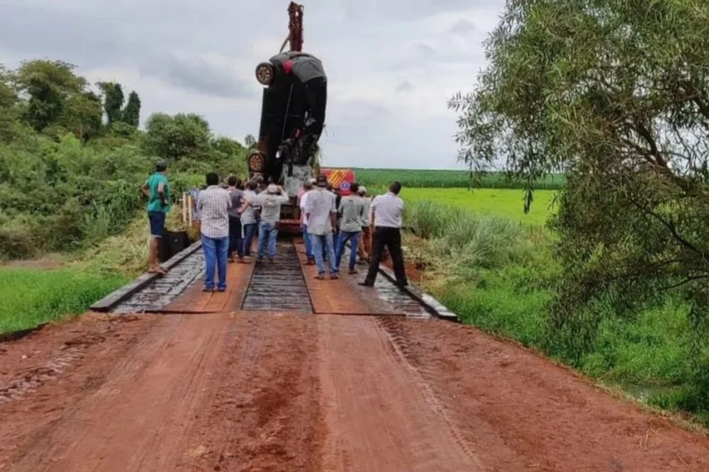 Casal é achado morto dentro de carro submerso em Mato Grosso do Sul