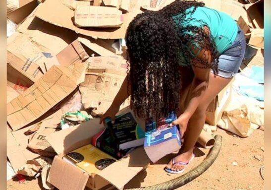 Com livros que a mãe encontrava no lixo, estudante é aprovada em medicina