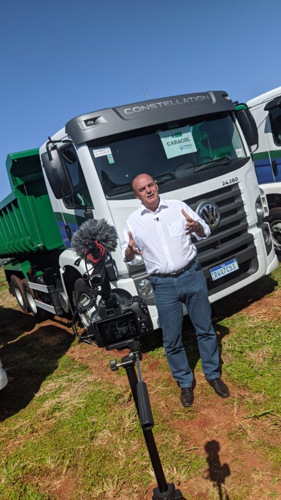 Direto de Campo Grande, prefeito Neco recebe caminhão truck basculante do Governo do Estado para Agricultura Familiar do município