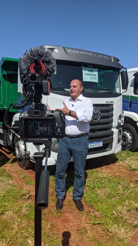 Direto de Campo Grande, prefeito Neco recebe caminhão truck basculante do Governo do Estado para Agricultura Familiar do município