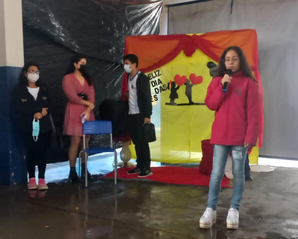 Durante ação do Família na Escola, diretoria da Escola João José apresenta trabalhos em homenagem ao Dia das Mães