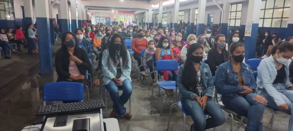 Durante ação do Família na Escola, diretoria da Escola João José apresenta trabalhos em homenagem ao Dia das Mães