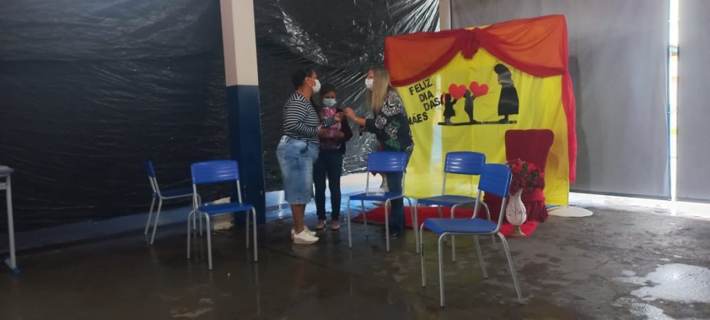 Durante ação do Família na Escola, diretoria da Escola João José apresenta trabalhos em homenagem ao Dia das Mães