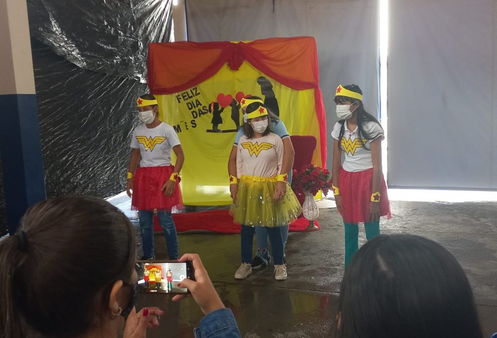 Durante ação do Família na Escola, diretoria da Escola João José apresenta trabalhos em homenagem ao Dia das Mães