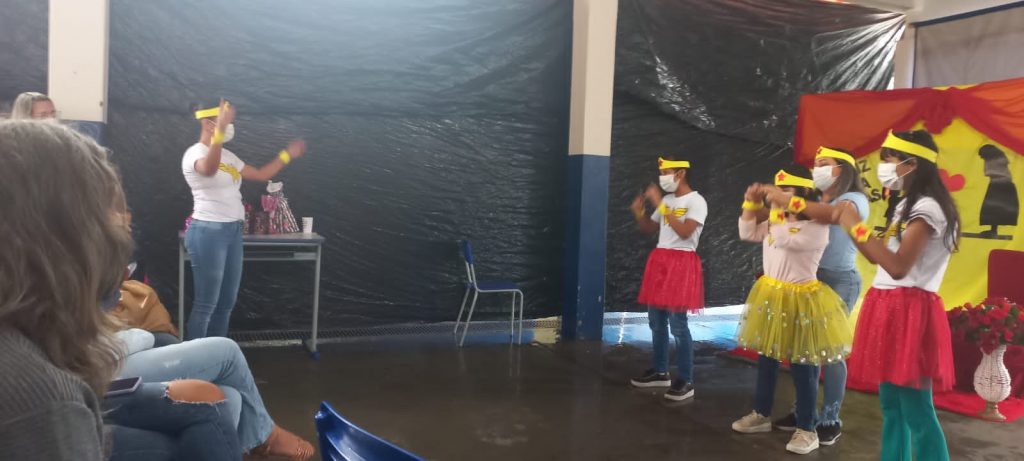 Durante ação do Família na Escola, diretoria da Escola João José apresenta trabalhos em homenagem ao Dia das Mães