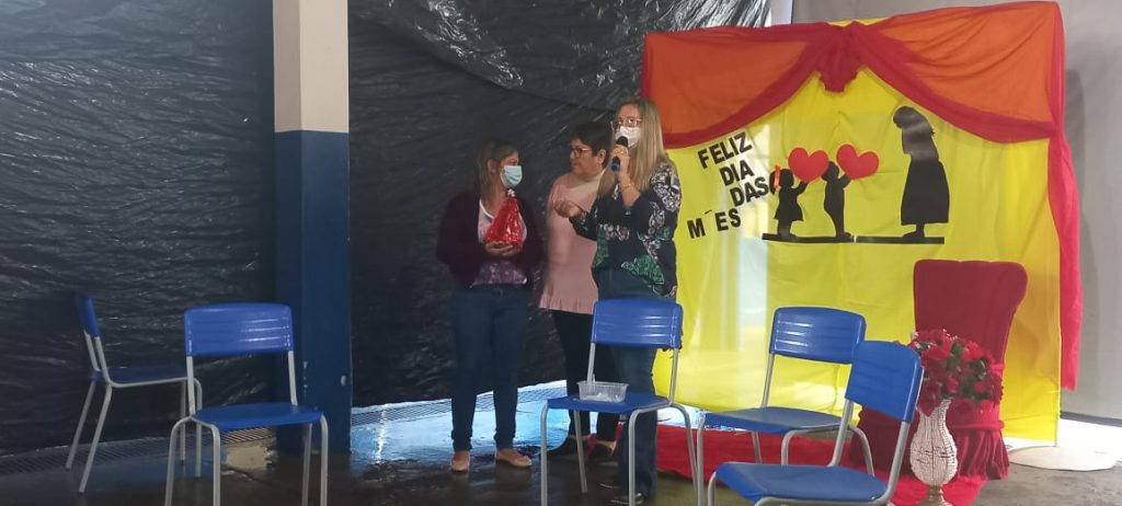 Durante ação do Família na Escola, diretoria da Escola João José apresenta trabalhos em homenagem ao Dia das Mães