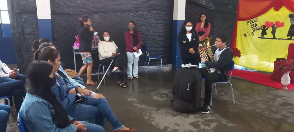 Durante ação do Família na Escola, diretoria da Escola João José apresenta trabalhos em homenagem ao Dia das Mães