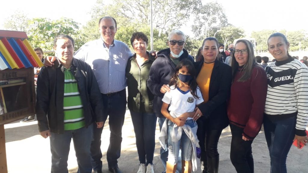 Autoridades de Caracol homenageiam professor Cláudio Palermo que se aposentou da educação