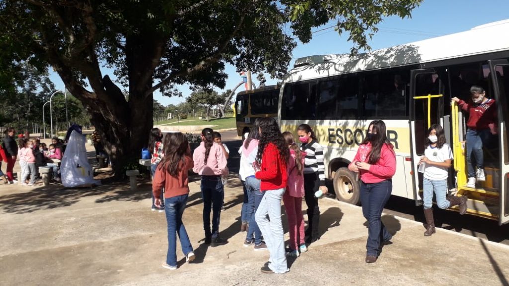 Autoridades de Caracol homenageiam professor Cláudio Palermo que se aposentou da educação