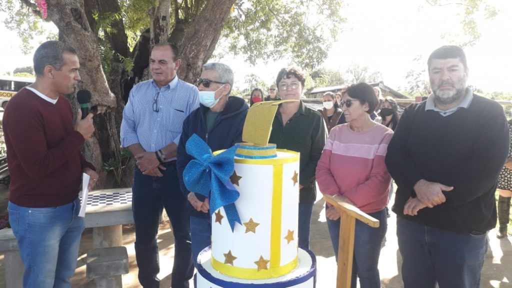 Autoridades de Caracol homenageiam professor Cláudio Palermo que se aposentou da educação