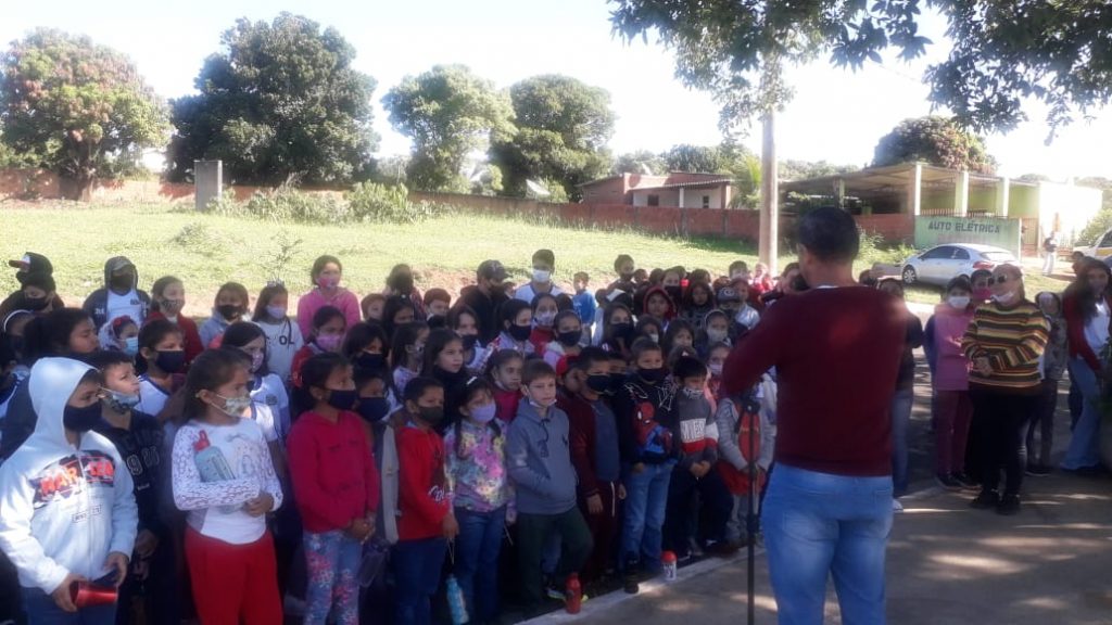 Autoridades de Caracol homenageiam professor Cláudio Palermo que se aposentou da educação