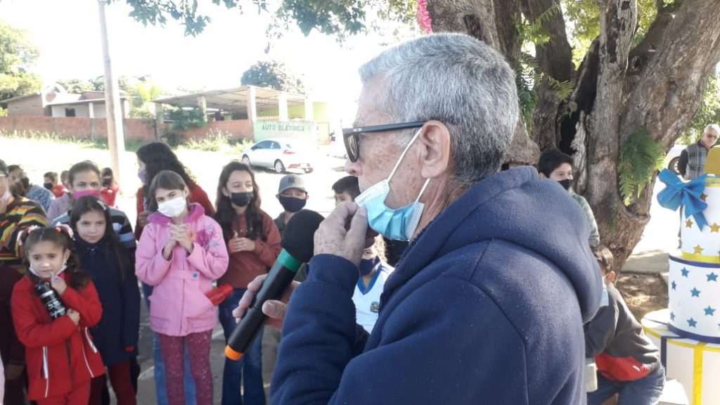 Autoridades de Caracol homenageiam professor Cláudio Palermo que se aposentou da educação