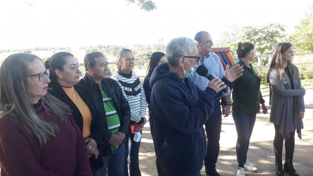 Autoridades de Caracol homenageiam professor Cláudio Palermo que se aposentou da educação