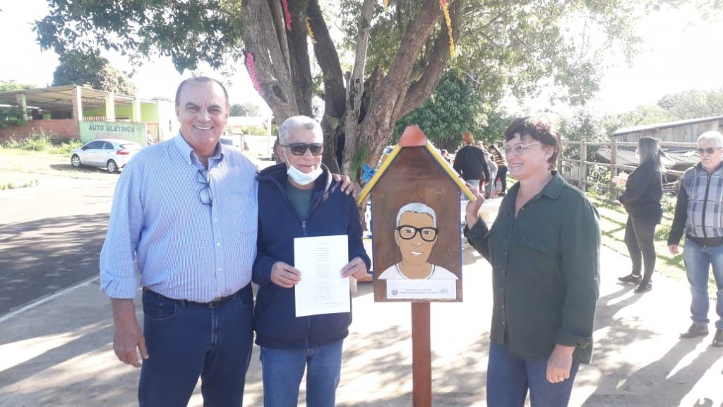 Autoridades de Caracol homenageiam professor Cláudio Palermo que se aposentou da educação