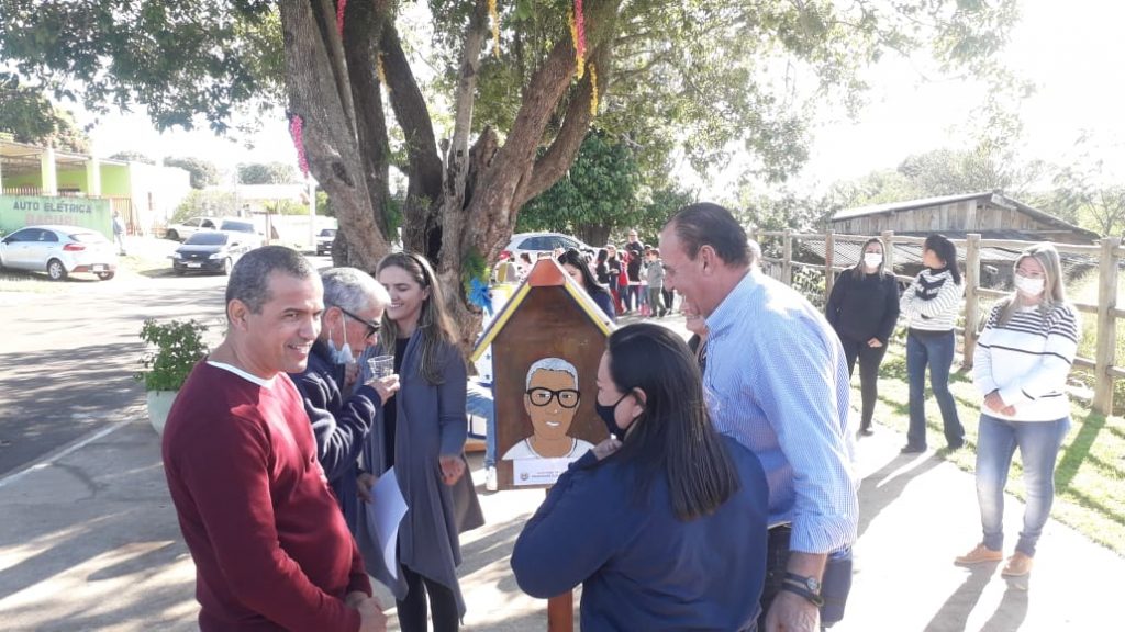 Autoridades de Caracol homenageiam professor Cláudio Palermo que se aposentou da educação