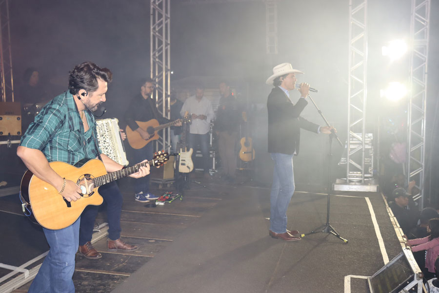 Show da dupla Jads e Jadson reúne multidão em aniversário de Tacuru