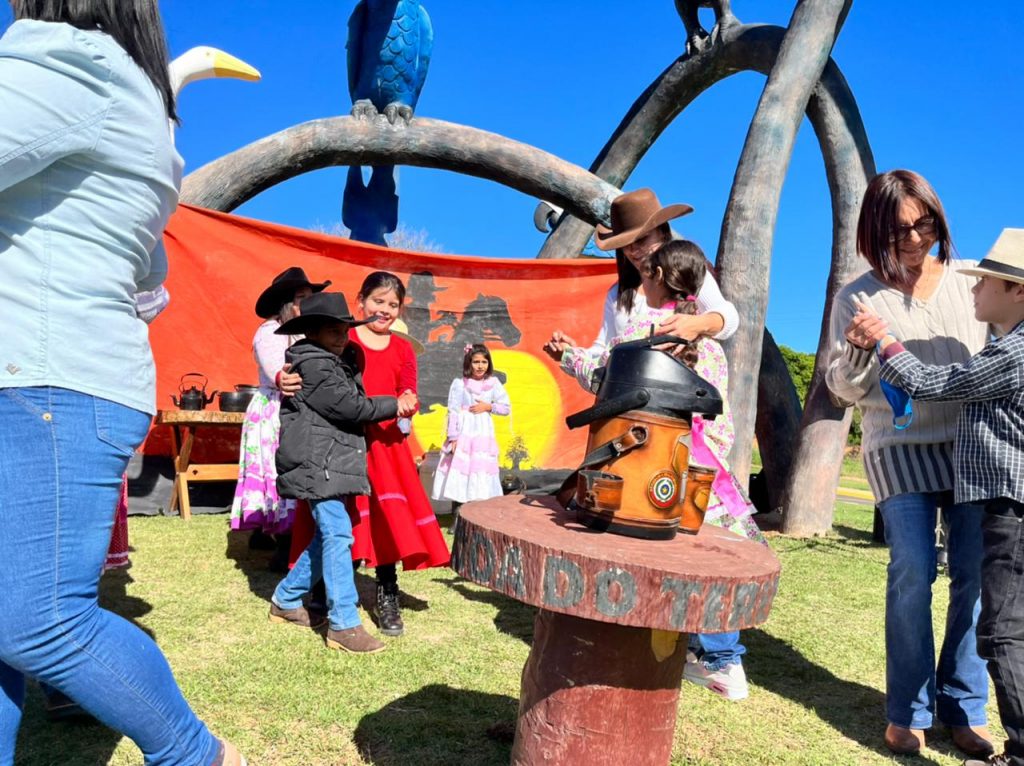 Em atividade proposta na coletânea do MS Alfabetiza, alunos de Caracol estudam cultura de Mato Grosso do Sul com prática de roda de tereré