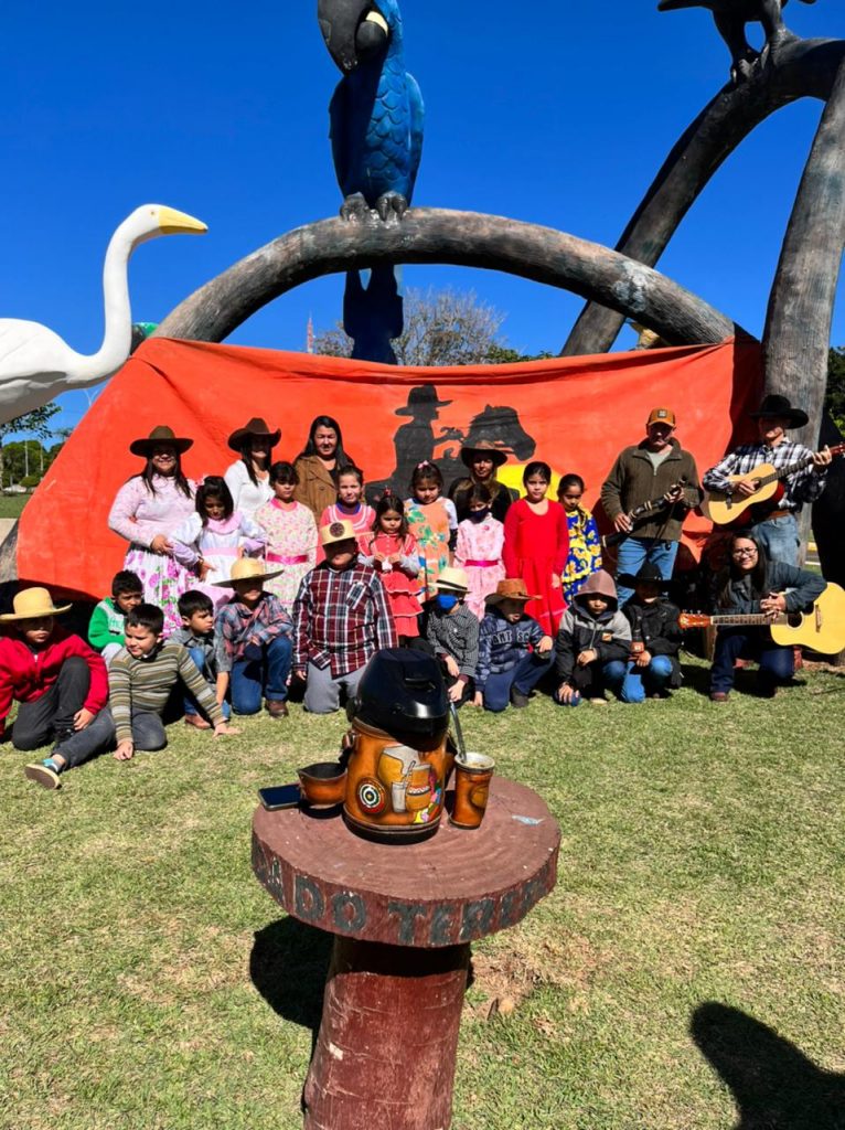 Em atividade proposta na coletânea do MS Alfabetiza, alunos de Caracol estudam cultura de Mato Grosso do Sul com prática de roda de tereré