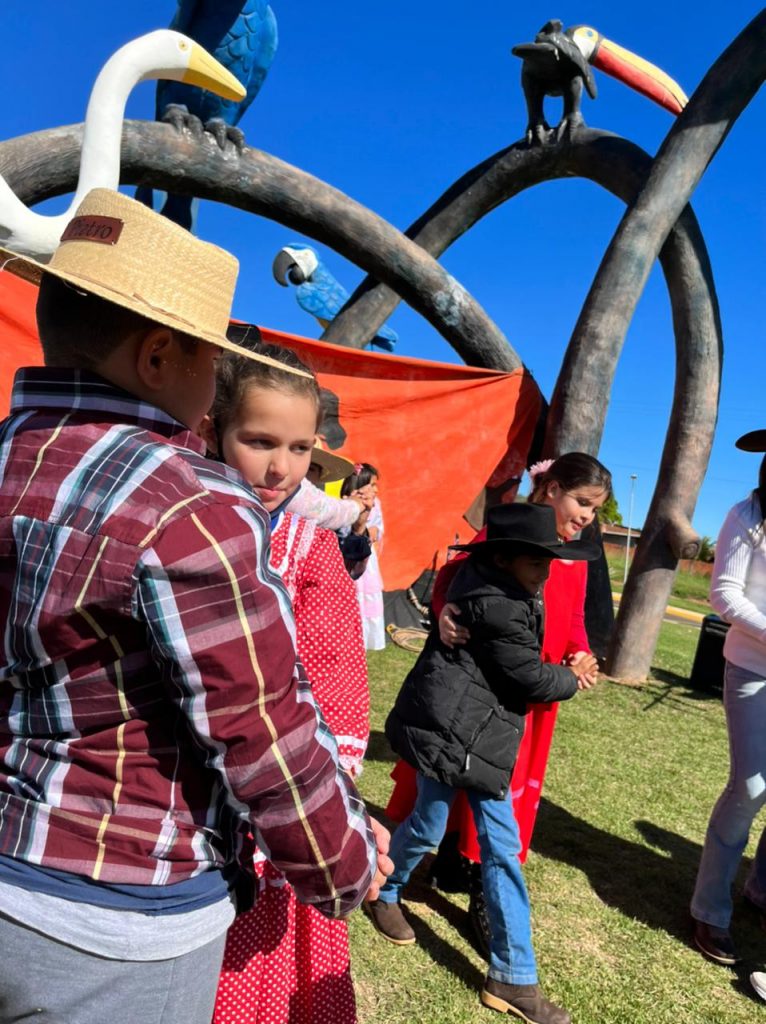 Em atividade proposta na coletânea do MS Alfabetiza, alunos de Caracol estudam cultura de Mato Grosso do Sul com prática de roda de tereré