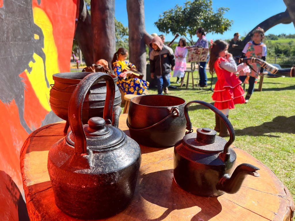 Em atividade proposta na coletânea do MS Alfabetiza, alunos de Caracol estudam cultura de Mato Grosso do Sul com prática de roda de tereré