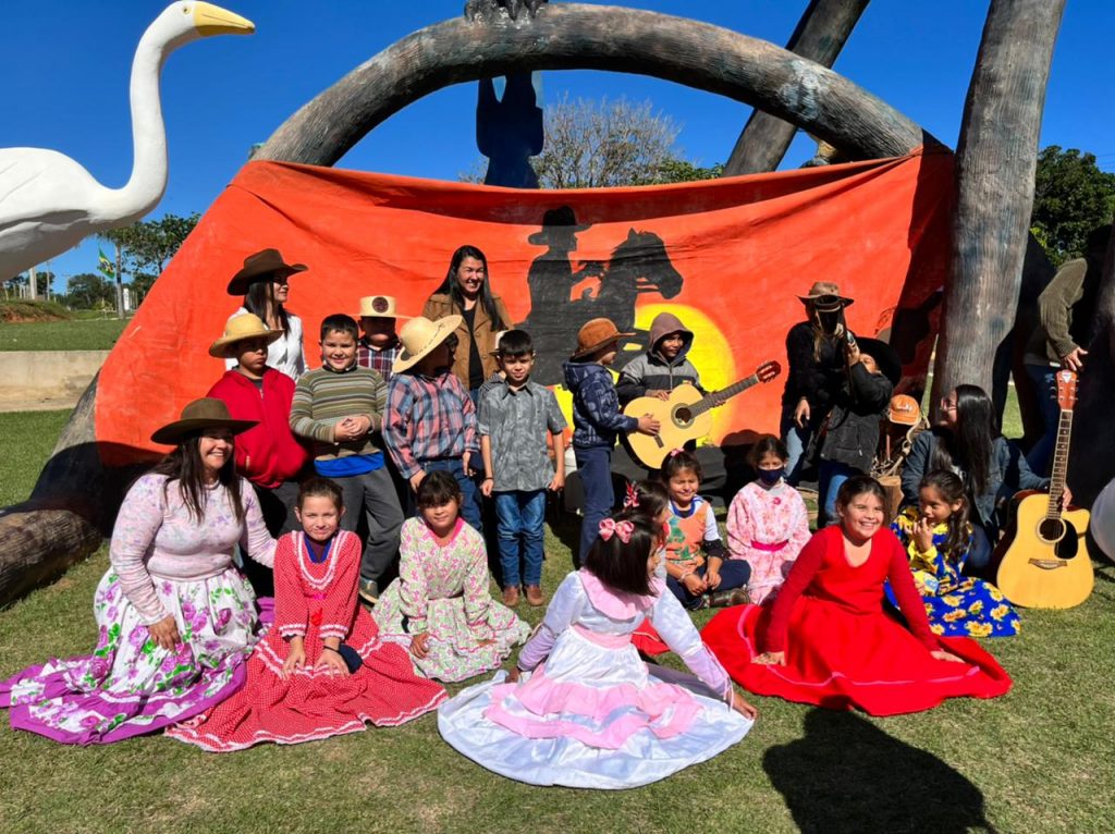 Em atividade proposta na coletânea do MS Alfabetiza, alunos de Caracol estudam cultura de Mato Grosso do Sul com prática de roda de tereré