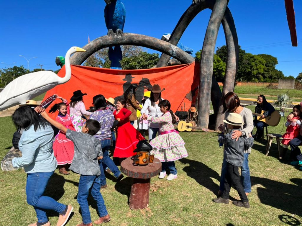 Em atividade proposta na coletânea do MS Alfabetiza, alunos de Caracol estudam cultura de Mato Grosso do Sul com prática de roda de tereré