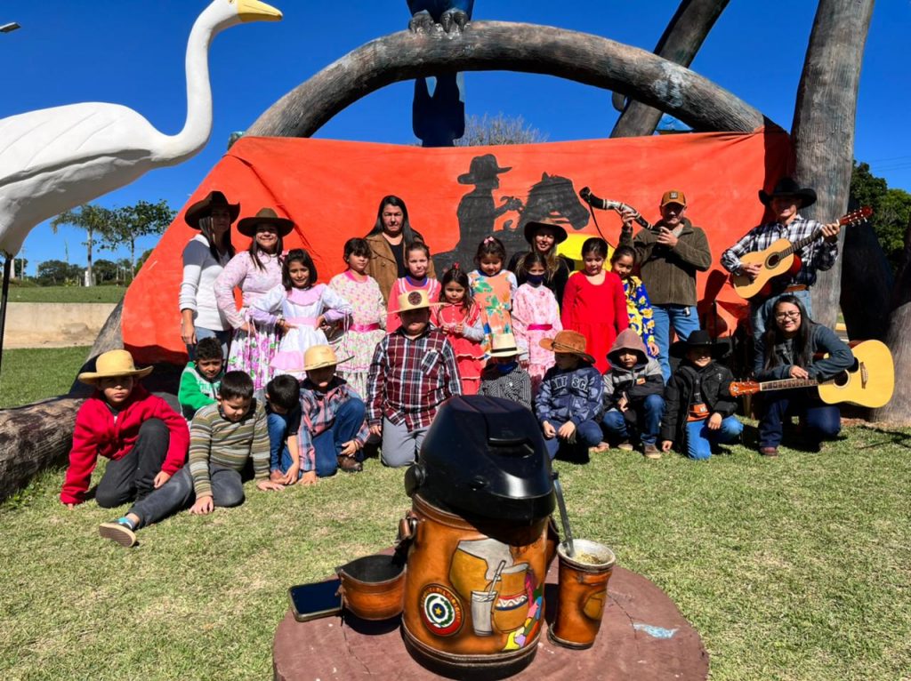 Em atividade proposta na coletânea do MS Alfabetiza, alunos de Caracol estudam cultura de Mato Grosso do Sul com prática de roda de tereré