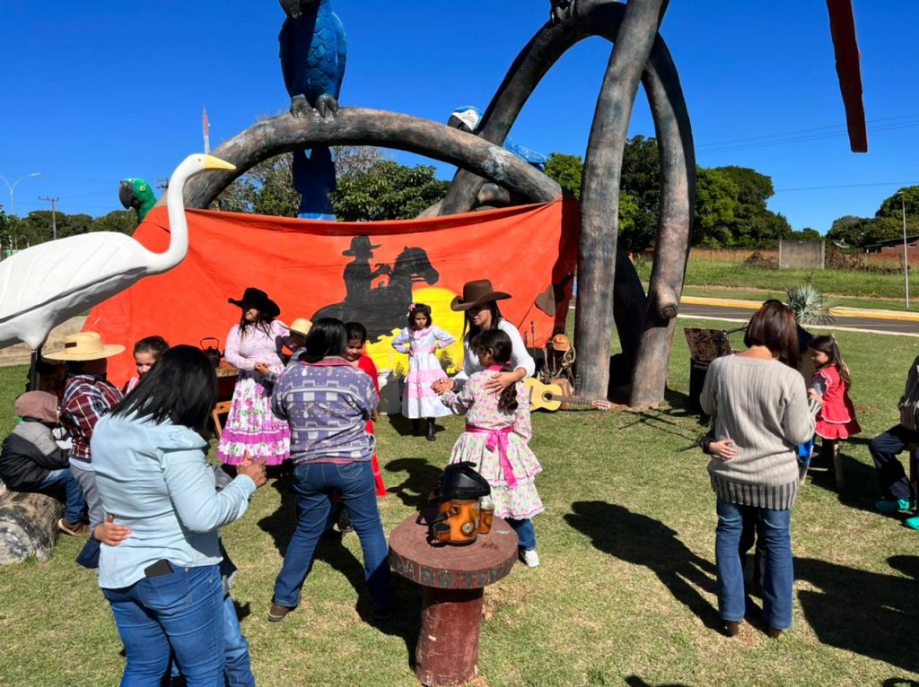 Em atividade proposta na coletânea do MS Alfabetiza, alunos de Caracol estudam cultura de Mato Grosso do Sul com prática de roda de tereré