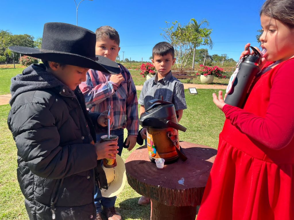 Em atividade proposta na coletânea do MS Alfabetiza, alunos de Caracol estudam cultura de Mato Grosso do Sul com prática de roda de tereré