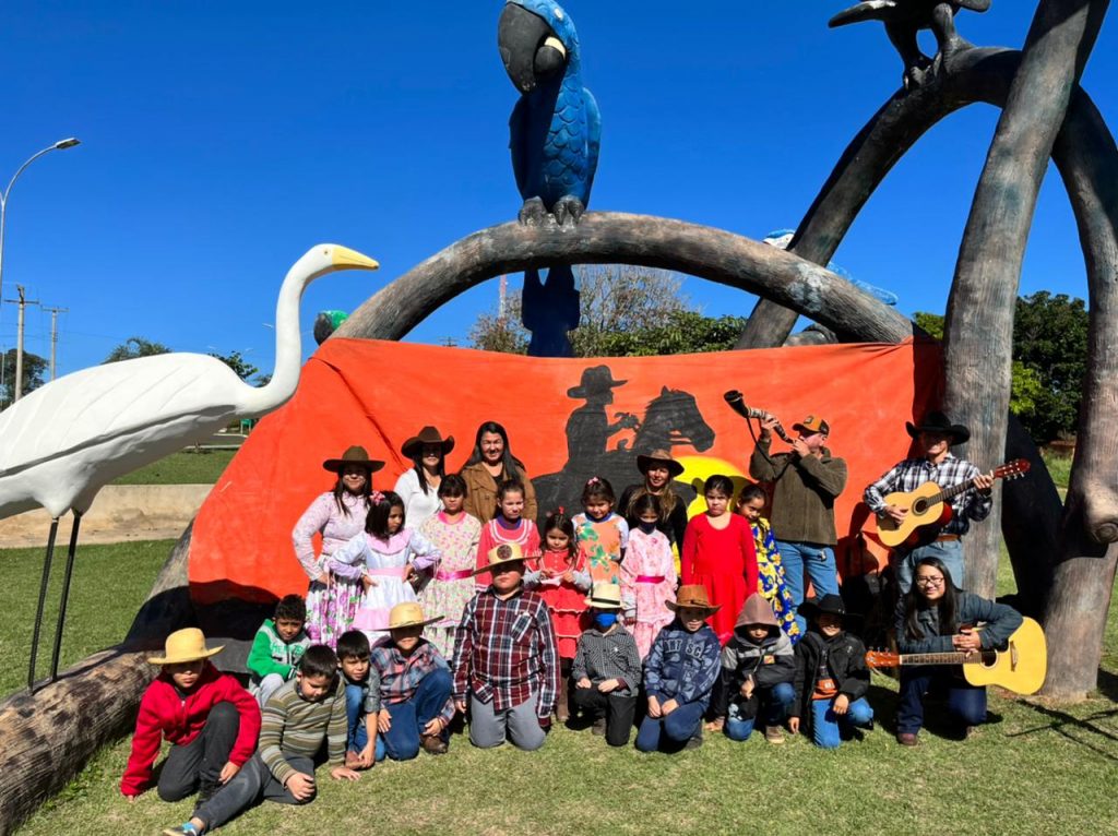 Em atividade proposta na coletânea do MS Alfabetiza, alunos de Caracol estudam cultura de Mato Grosso do Sul com prática de roda de tereré