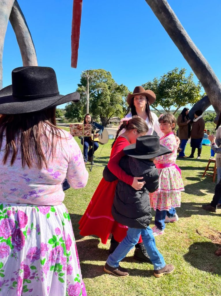 Em atividade proposta na coletânea do MS Alfabetiza, alunos de Caracol estudam cultura de Mato Grosso do Sul com prática de roda de tereré