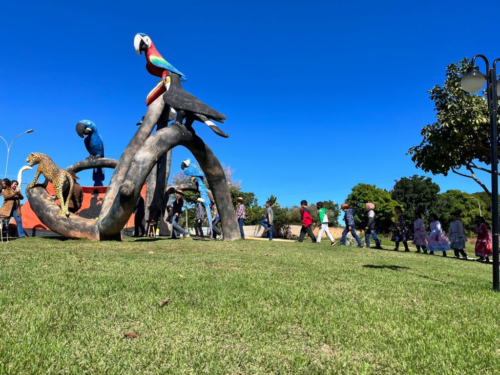 Em atividade proposta na coletânea do MS Alfabetiza, alunos de Caracol estudam cultura de Mato Grosso do Sul com prática de roda de tereré