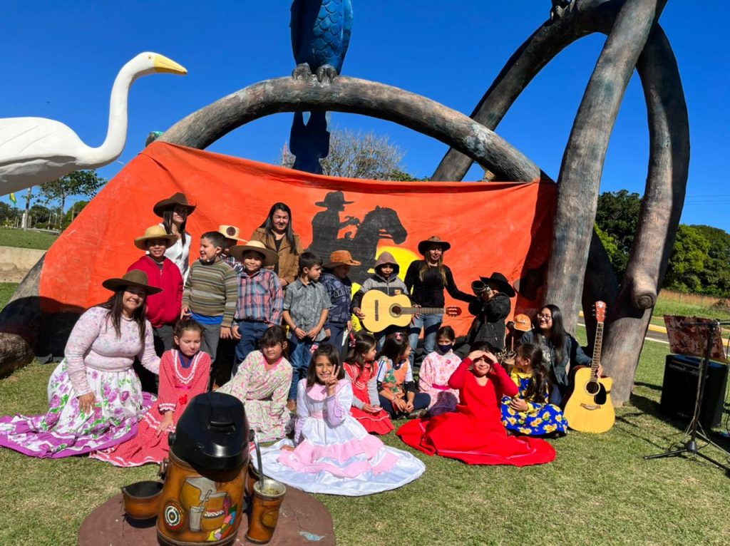 Em atividade proposta na coletânea do MS Alfabetiza, alunos de Caracol estudam cultura de Mato Grosso do Sul com prática de roda de tereré