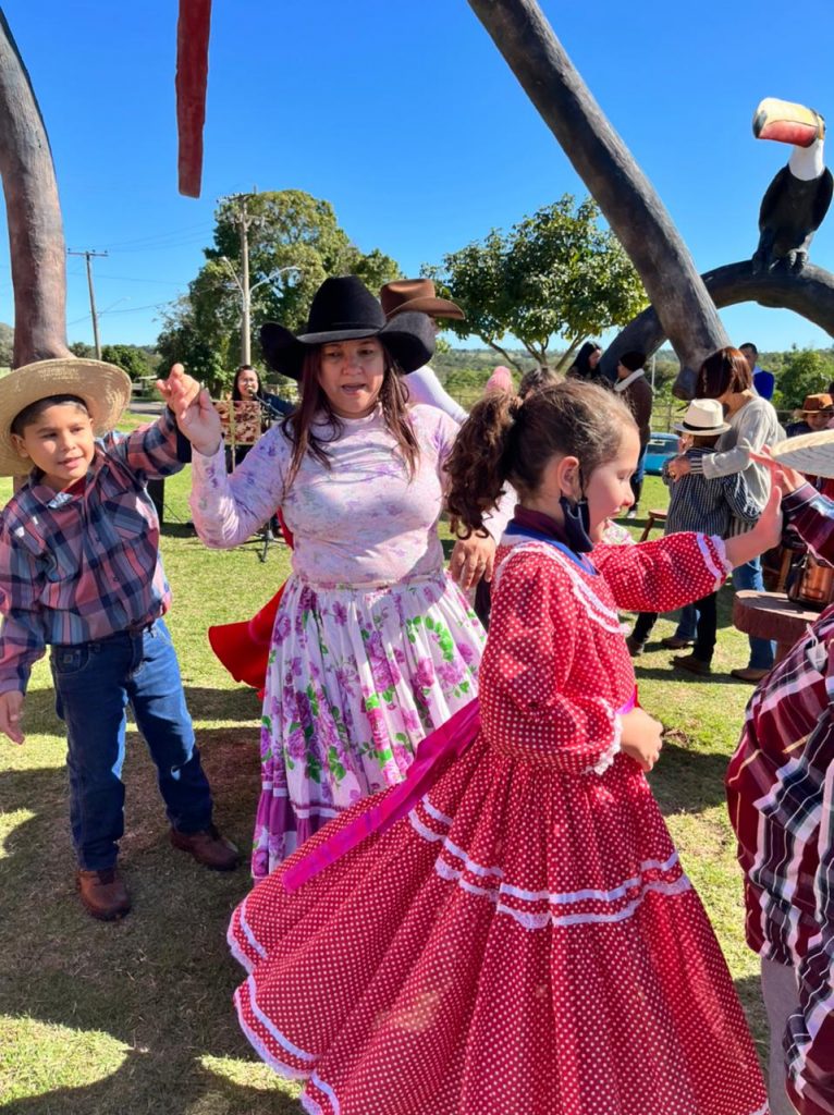 Em atividade proposta na coletânea do MS Alfabetiza, alunos de Caracol estudam cultura de Mato Grosso do Sul com prática de roda de tereré