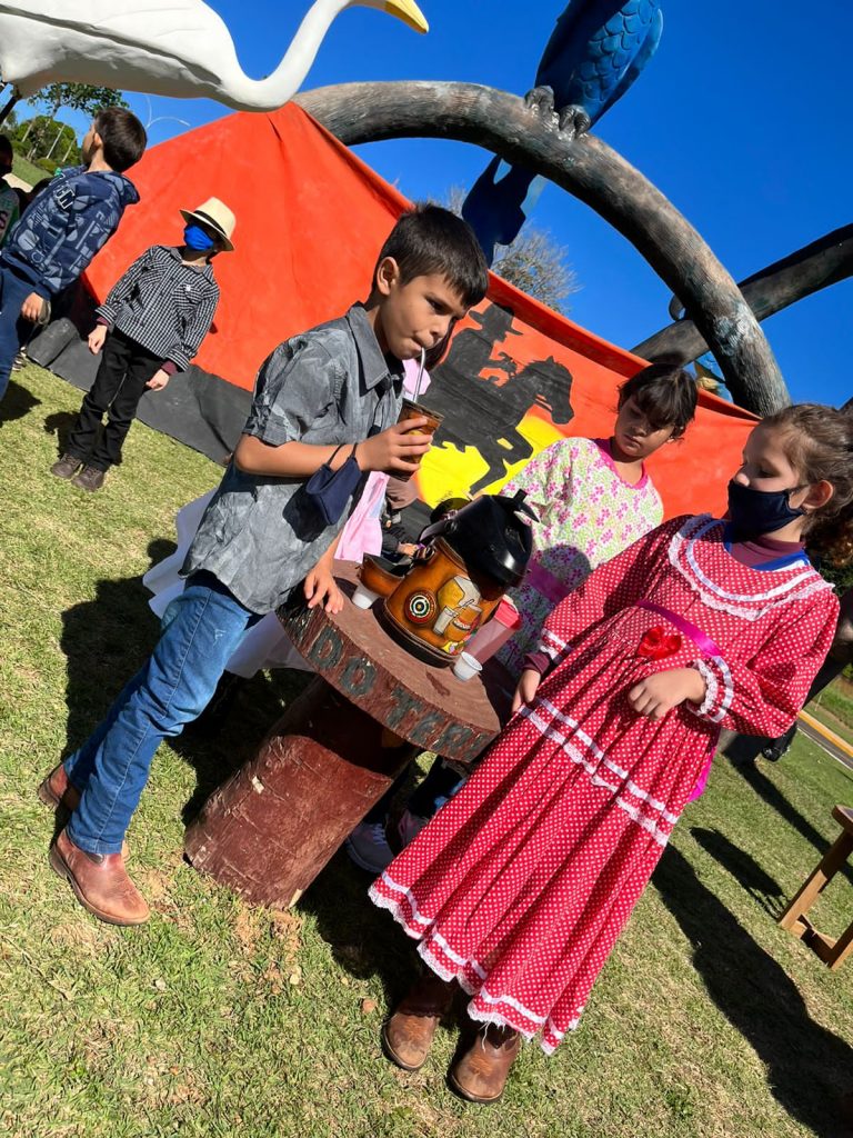 Em atividade proposta na coletânea do MS Alfabetiza, alunos de Caracol estudam cultura de Mato Grosso do Sul com prática de roda de tereré