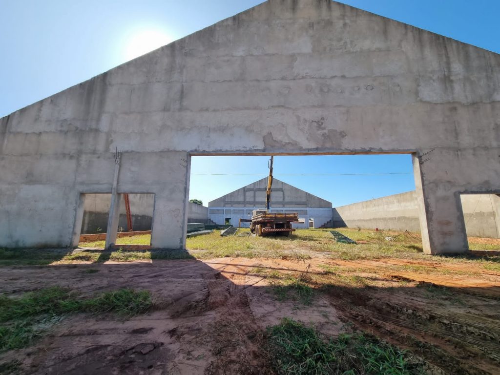 Vander Loubet comemora retomada das obras do Ginásio em Juti