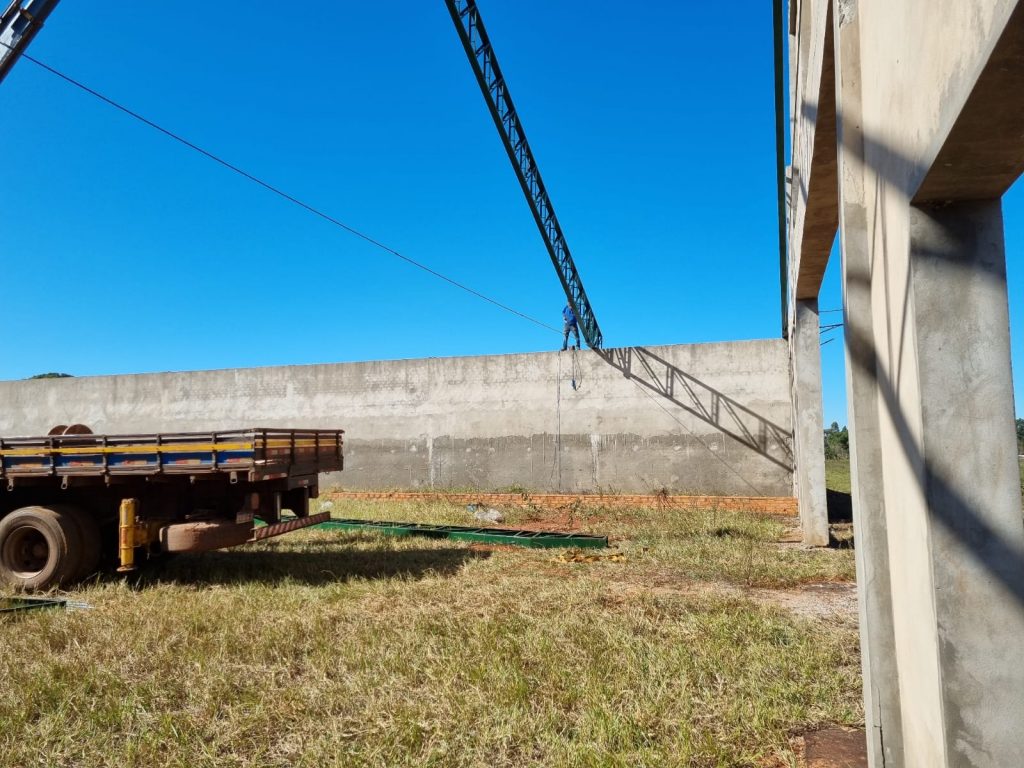 Vander Loubet comemora retomada das obras do Ginásio em Juti