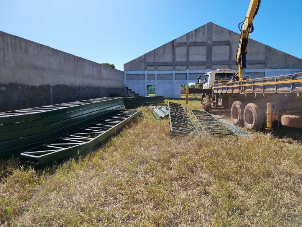 Vander Loubet comemora retomada das obras do Ginásio em Juti