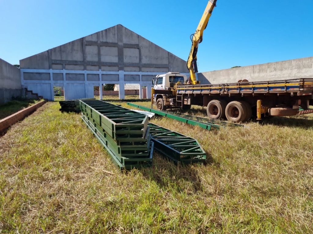 Vander Loubet comemora retomada das obras do Ginásio em Juti